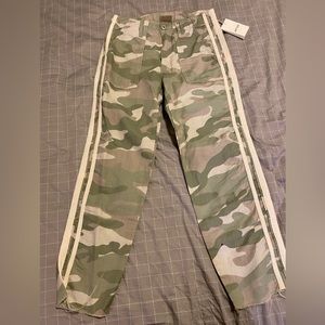 Mother camo cropped pants. Size 25. New with tags